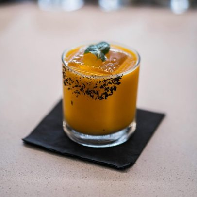 Black beverage napkins in bulk for hotel bars and room service – durable, absorbent, and elegant napkins.